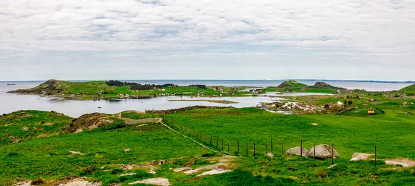 Groene Landschap Van Drie Eilanden Rennesoy Gemeente Fjoloy Klosteroy Mosteroy — Stockfoto