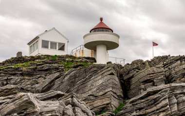 Rennesoy kommune, Stavanger, Norveç, Mayıs 2018 Manzaralı kayalık bodrum katında Fjoloy deniz feneri manzarası