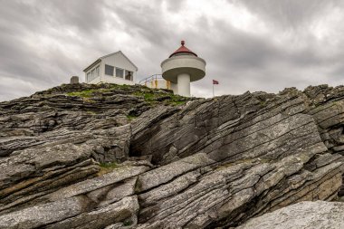 Fjoloy deniz feneri, Rennesoy kommune, Stavanger, Norveç, Mayıs 2018 'de kaya oluşum katmanları