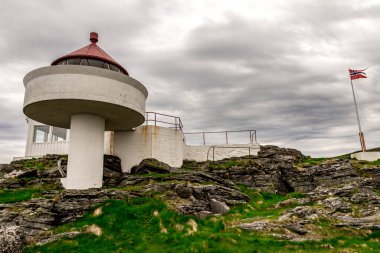 Tarihi Fjoloy deniz fenerinin küçük yuvarlak kulesi, Rennesoy kommune, Stavanger, Norveç, Mayıs 2018