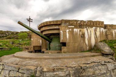 Fjoloy kale sığınağı. Eski bir 2. Dünya Savaşı topu yüklü. Rennesoy kommune, Stavanger, Norveç, Mayıs 2018