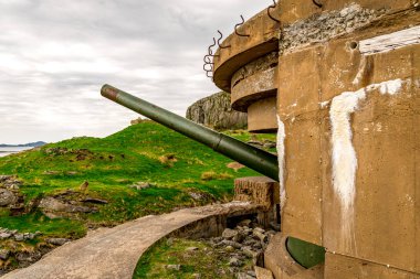 Fjoloy kale sığınaklarından birinde bir top, Rennesoy kommune, Stavanger, Norveç, Mayıs 2018