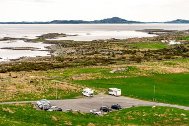 Tarihsel Fjoloy kalesinin girişinde bir ziyaretçi otoparkı, Rennesoy kommune, Stavanger, Norveç, Mayıs 2018