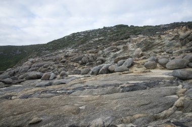 Torndirrup Milli Parkı'nda Albany yakınlarında yükseliyorlar görüşte birden çok kayalar