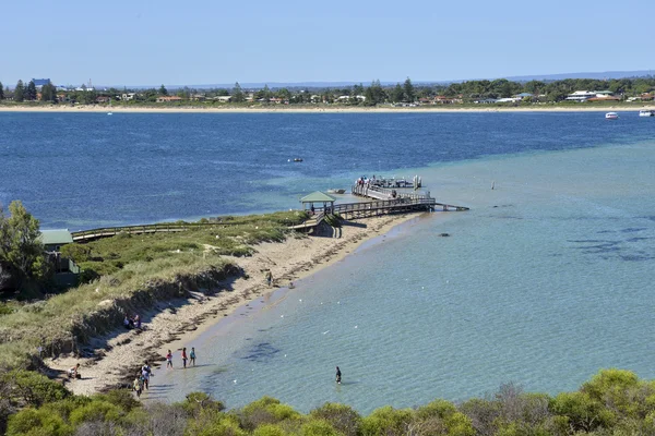 Spiaggia dell'isola del pinguino e pontile di legno a Rockingham, Australia Occidentale — Foto Stock