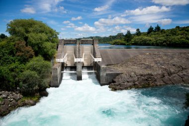 Aratiatia Rapids Barajı ile kırma suyla açtı Waikato Nehri üzerinde