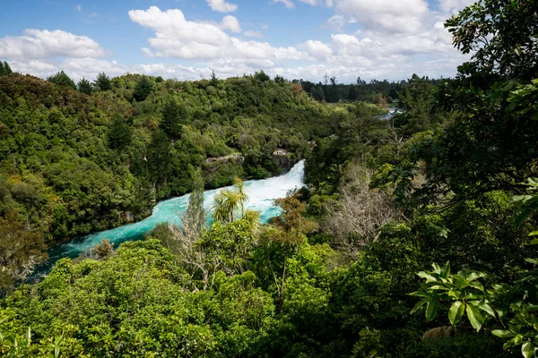 Ein Blick auf huka fällt auf wiakato Fluss aus der Ferne — Stockfoto