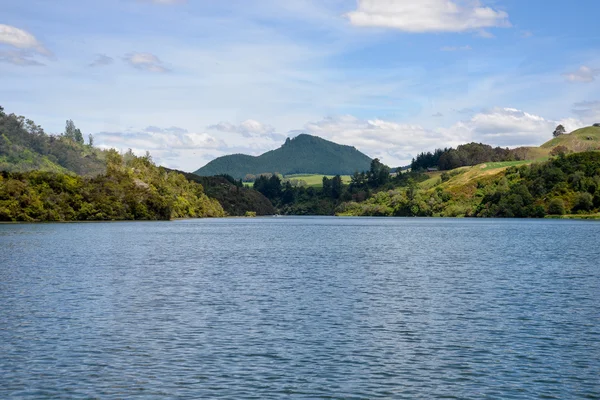 Bir feribot Orakei Korako jeotermal park, Yeni Zelanda yakınındaki nehirden Waikato doğal peyzaj — Stok fotoğraf