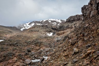 Mount Ruapehu Peyzaj ve küçük watefall bir kar cap Tongariro Ulusal Parkı, Yeni Zelanda'da altında akan