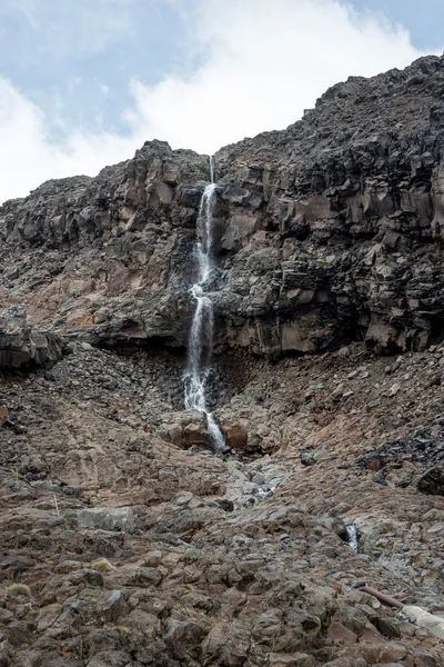 Cascata panoramica nel Parco Nazionale del Tongariro vicino al villaggio di Whakapapa, Nuova Zelanda — Foto Stock