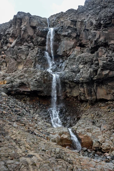 Cascata panoramica nel Parco Nazionale del Tongariro vicino al villaggio di Whakapapa, Nuova Zelanda — Foto Stock