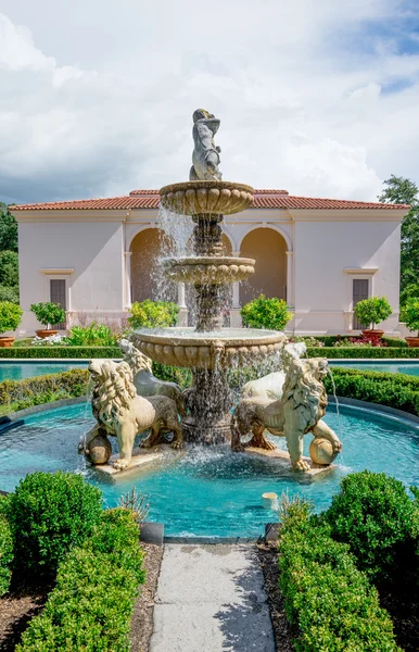 Una fontana nei giardini botanici di Hamilton, giardino all'italiana, Hamilton — Foto Stock