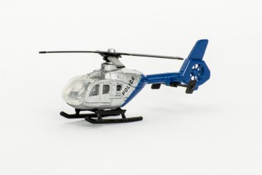 Mavi ve gümüş oyuncak polis helikopteri