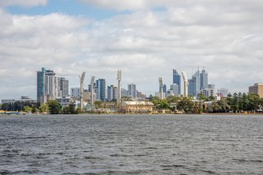 Perth, Batı Avustralya, Mart 2015: Perth City view Burswood Park bulutlu havalarda