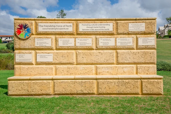 Muro de ladrillo amarillo de las placas del club de la Fuerza de Amistad de Perth en Perth Oriental — Foto de Stock