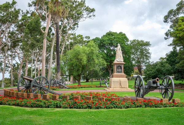 Una estatua de la reina Victoria en Kings Park y Jardines Botánicos en Perth — Foto de Stock