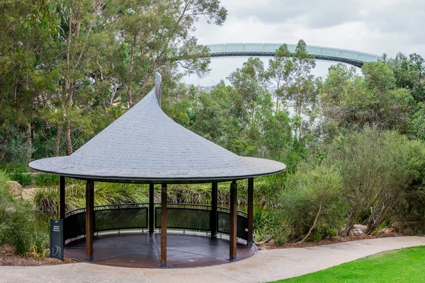 Pavilion near a pond and an observation walking bridge in Kings Park and Botanical Gardens in Perth — Stock Photo, Image