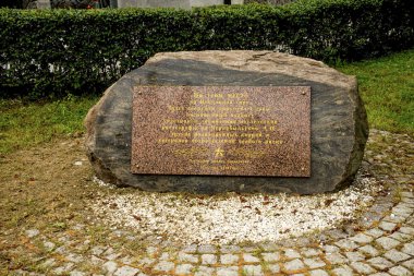 Poklonnaya Tepesi, Moskova, Rusya 'daki Zafer Parkı' nda Çernobil Kazasının Anma Anıtı İçin Büyük Kurum Taşına Granit Plaket Bağlandı, 10 Ağustos 2025