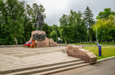 Zafer Parkı 'ndaki Savaş Anıtı Çiçek Çelenkleri, Taş Yaya Yayı ve Yeşil Çevre Poklonnaya Tepesi, Moskova, Rusya, 10 Ağustos 2025