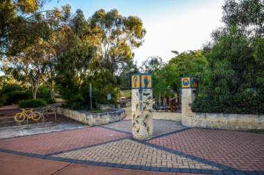 Güneşli Piney Gölleri Rezerv Parkı, Perth, Avustralya, 16 Aralık 2020 'de park girişinde boyalı sütunları olan renkli sanat eserleri parkı kapısı.