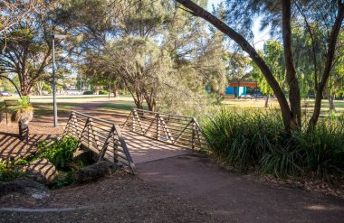 Çam Gölleri Rezervinde Boş Zaman İçin Yol ve Yeşillik Olarak Gölgeli Bir Parkda Ahşap Köprü, Perth, Avustralya, 16 Aralık 2020