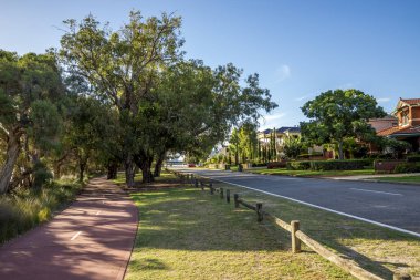 Rossmoyne banliyösündeki Canning Nehri boyunca uzanan okaliptüs gölgesi altında, Perth, Avustralya, 16 Mart 2021