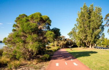 Rossmoyne banliyösündeki Canning Nehri boyunca uzanan kırmızı yol, Perth, Avustralya, 16 Mart 2021