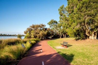 Rossmoyne ve Shelley banliyöleri, Perth, Avustralya arasında Canning Nehri boyunca uzanan kırmızı yol 16 Mart 2021