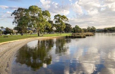 Canning Nehri boyunca uzanan kıvrımlı kumlu kıyı, Shelley banliyösünde parklar ve yüksek ağaçlar, Perth, Avustralya, 16 Mart 2021