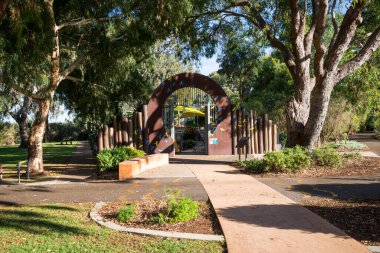 Bibra Lake Park 'taki oyun parkına renkli yusufçuk kemer girişi, 1 Nisan 2021, Perth, Avustralya