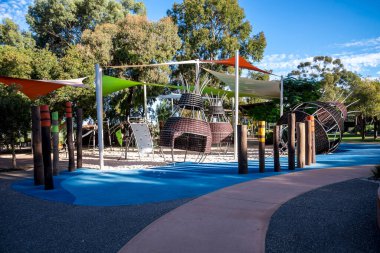 Bibra Gölü Parkı 'nda dokuma sepetleri ve gölge yelkenli yerli temalı oyun alanı, 1 Nisan 2021, Perth, Avustralya