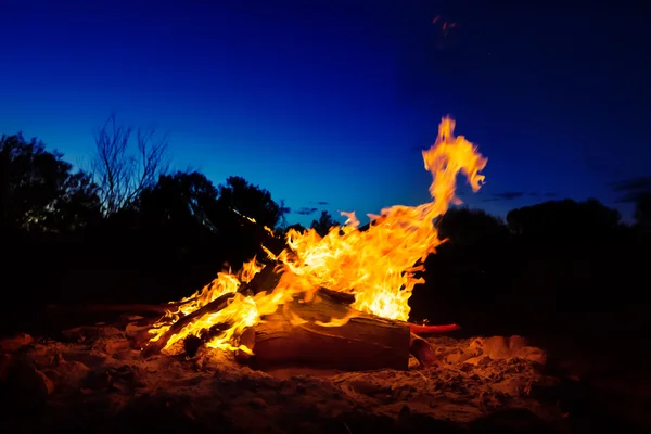 Большой костер против ночного неба в австралийской глубинке — стоковое фото