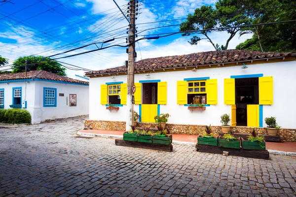 Pequeñas casas blancas con persianas de colores en Buzios, Braz —  Fotos de Stock
