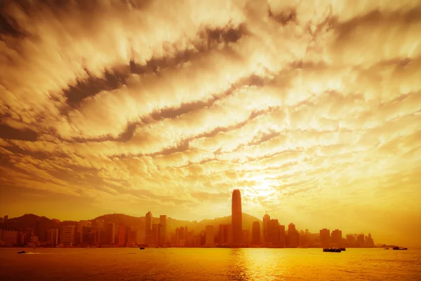 Hong Kong 스카이 라인 극적인 구름과 황금 황혼에서 — 스톡 사진