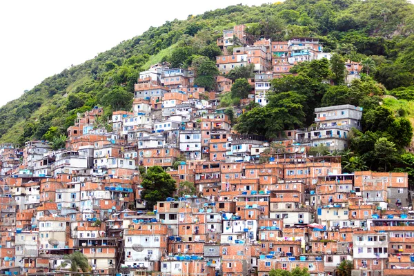 Favela, favela brasileira em encosta no Rio de Janeiro — Fotografia de Stock
