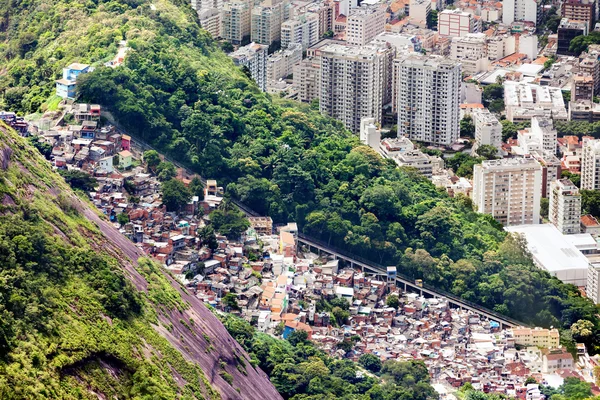 Rio de Janeiro favela ve yüksek katlı binaların havadan görünümü,