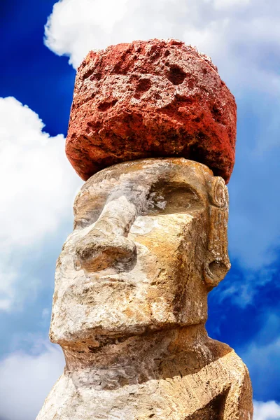 一顶红色的帽子在复活节岛石像头 — 图库照片