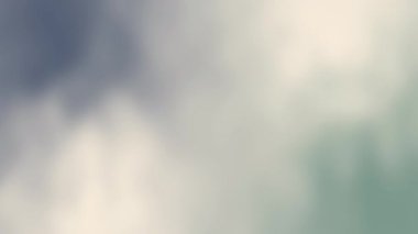 Mavi ve yeşilin tonlarıyla soyut ve bulanık bir arkaplan. Sunumlar, web sitesi afişleri, sosyal medya paylaşımları ve grafik tasarım projeleri için ideal. Mavi ve yeşilin tonları.