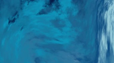 Mavi ve beyaz bulutlarla dolu dönen gökyüzü, doğa arka planı için ideal, hava ile ilgili tasarımlar, ya da görsel içerik oluşturma sakinleştirici.