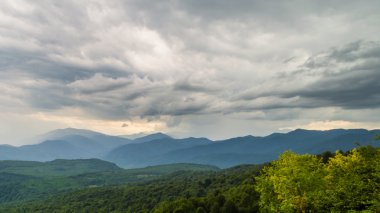 Gün batımından önce dağlar fırtınada