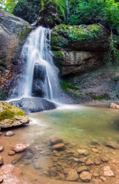Karanlık Orman şelale