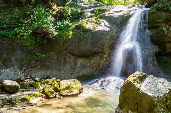 Wasserfall im dunklen Wald — Stockfoto