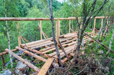 Kurulum günlükleri ahşap kirişler