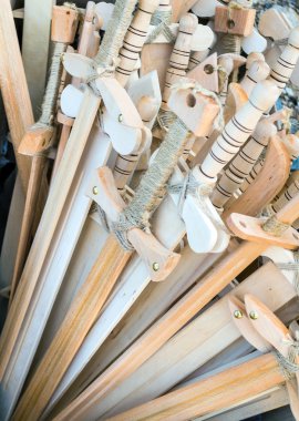 Ahşap oyuncak kılıç