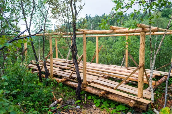 Instalación de vigas de madera de troncos — Foto de Stock