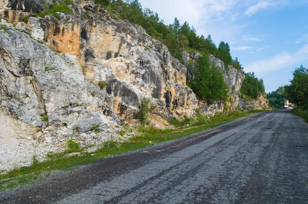 Асфальтовая дорога вдоль скальных гор — стоковое фото