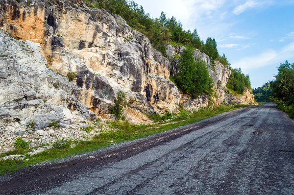 Асфальтовая дорога вдоль скальных гор — стоковое фото