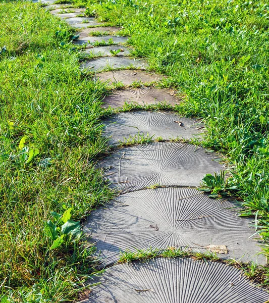 花园里的石道 — 图库照片