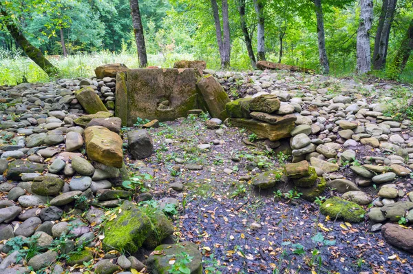 Las piedras del dolmen antiguo roto —  Fotos de Stock
