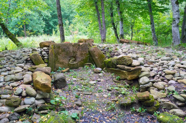 Las piedras del dolmen antiguo roto —  Fotos de Stock